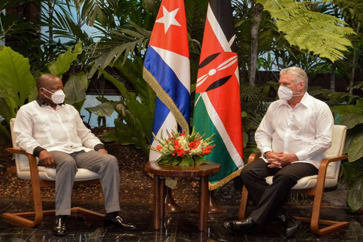 Díaz-Canel y Mutahi Kagwe conversaron sobre el 'positivo estado de las relaciones bilaterales'. (Foto: Estudios Revolución)