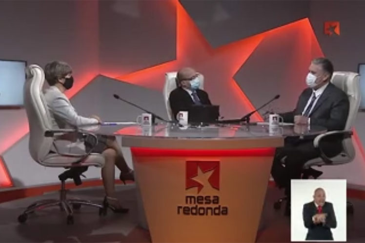 En la Mesa Redonda, Alejandro Gil se refirió a las 15 medidas aprobadas e implementadas que otorgan más facilidades a la empresa estatal socialista. (Foto: PL)