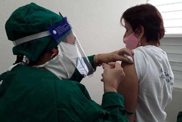 Por vacunatorio cada día se van a atender entre 90 y 100 pacientes. (Foto: Arelis García)