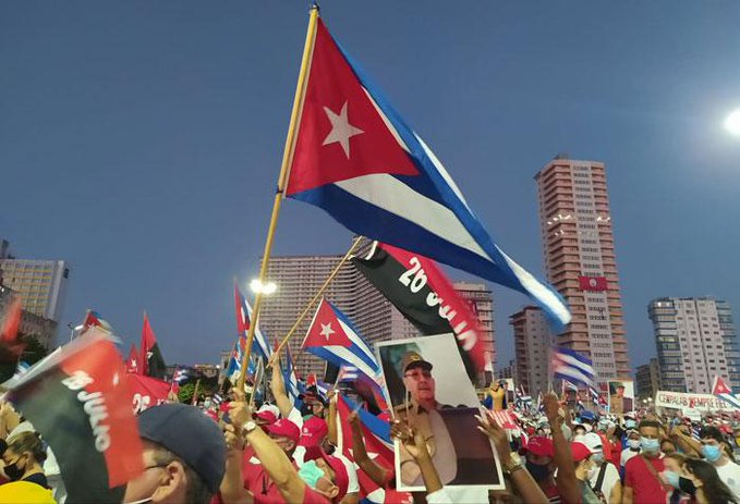 Los habaneros ratificaron el apoyo a la Revolución, la defensa de la Constitución y la condena a la violencia y el bloqueo. (Foto: Yosuan Palacios)