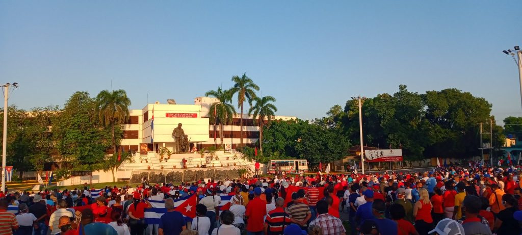 Una representación del pueblo espirituano reafirma la postura de esta tierra al lado de la Revolución. (Foto: Yolanda Brito)