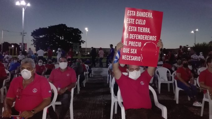 Una representación del pueblo espirituano se reúne en defensa del sistema socioeconómico de Cuba y la paz. (Foto: Cristóbal Álamo)