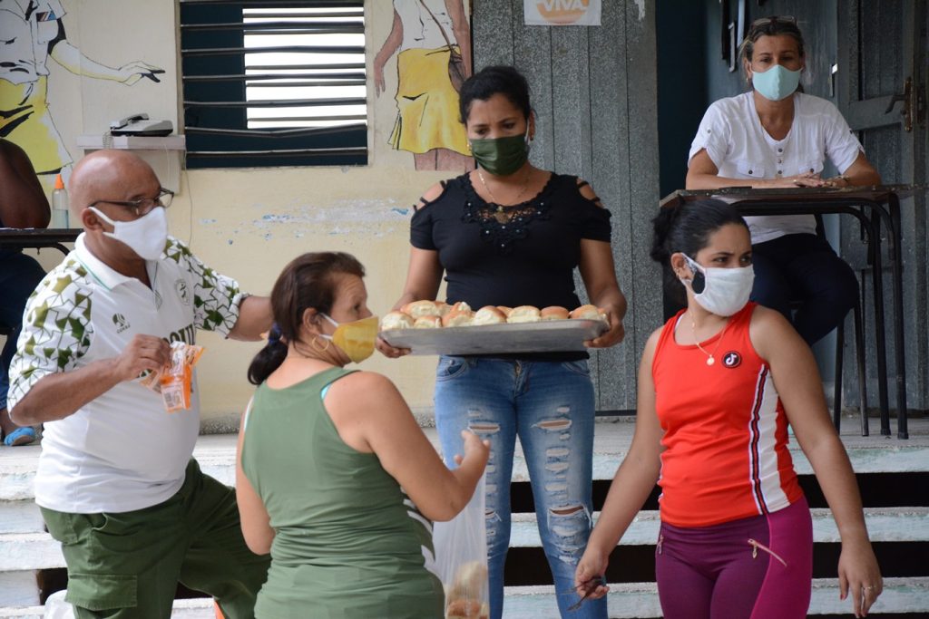 Un mínimo de condiciones imprescindibles y garantía de alimentación se ofrecen en los sitios que funcionan como centros de evacuación. (Foto: Vicente Brito / Escambray)