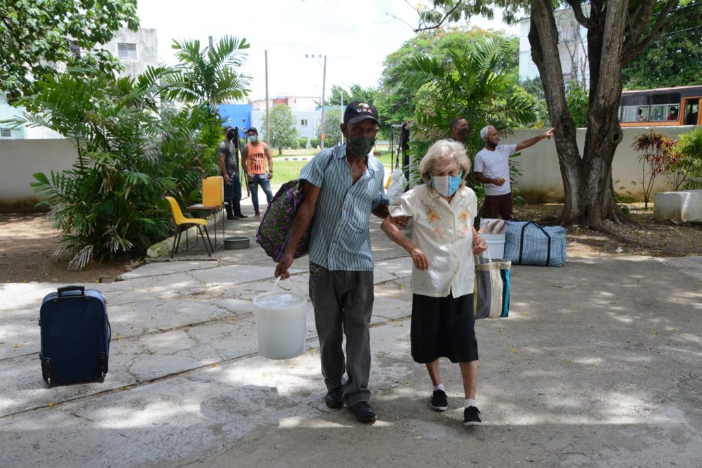 Lugareños de decenas de bateyes y comunidades del sur espirituano son objeto de la principal operación de evacuación que se lleva a cabo en la provincia. (Foto: Vicente Brito / Escambray)