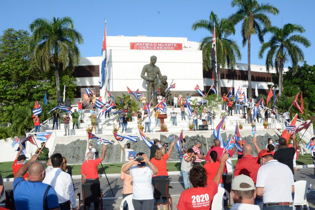 En medio de un mar de banderas, Sancti Spíritus ratificó su respaldo al proyecto social que escogimos los cubanos hace 60 años. (Fotos: Vicente Brito / Escambray)