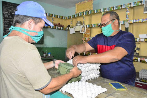 El objetivo es continuar vendiendo los productos para disminuir los inventarios existentes en las bodegas. (Foto: Vicente Brito / Escambray)