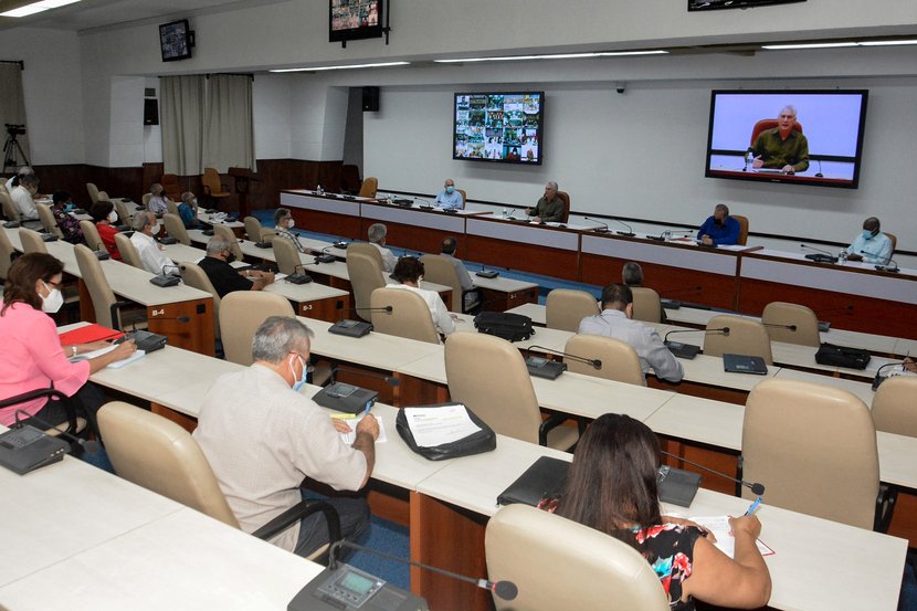 La sesión del Grupo temporal para el enfrentamiento a la COVID-19 estuvo encabezada por el Primer Secretario del Partido Comunista, Miguel Díaz-Canel. (Foto: Estudios Revolución) 