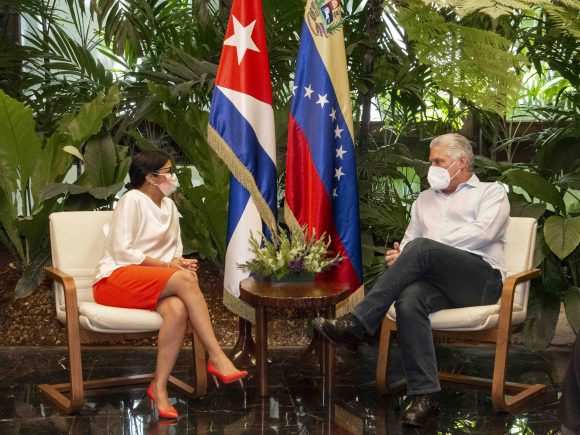 Durante el encuentro ambos dirigentes dialogaron sobre los principales aspectos de los vínculos de cooperación entre las dos naciones. (Foto: Estudios Revolución)