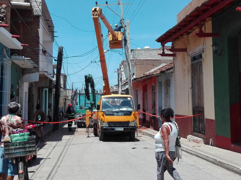 Los eléctricos trinitarios trabajan en la sustitución de postes en aras de reducir las vulnerabilidades. (Fotos: Ana Martha Panadés)