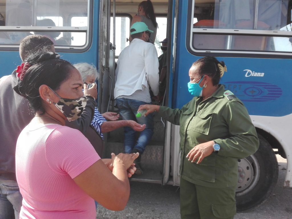 Las labores de evacuación se han desarrollado bajo estrictas medidas sanitarias. (Fotos: Oscar Salabarría)