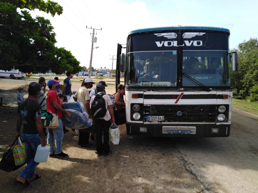 La evacuación de Tunas de Zaza y zonas aledañas resulta la medida de protección más abarcadora de cuantas se aplican en la provincia ante la amenaza de eventos meteorológicos. (Fotos: Yoanna Herrera)