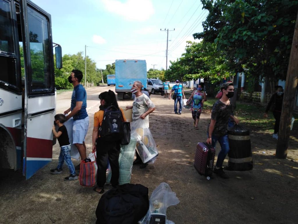 Unos 130 ómnibus del sector del Transporte en el territorio intervienen en la evacuación.