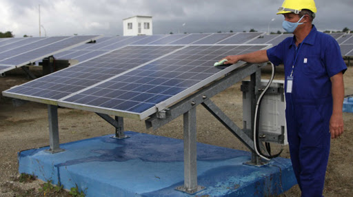 Desde la jornada anterior los eléctricos trabajan en la protección de todas las instalaciones, incluidos los siete Parques Solares Fotovoltaicos. (Foto: ACN)