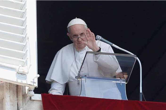 El Papa Francisco saluda desde su ventana en el Vaticano tras dirigir la oración del Ángelus. (Foto: Reuters)