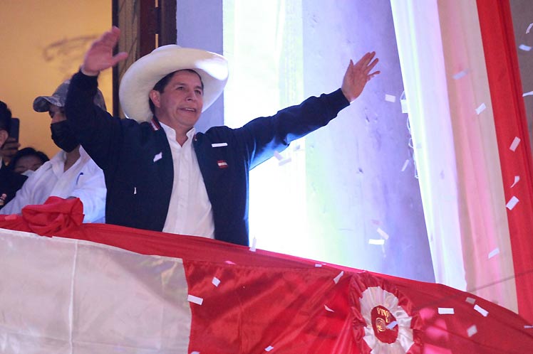 Desde el balcón de la vieja casona convertida en sede partidaria, Castillo llamó a la unidad nacional sin diferencias. (Foto: PL)