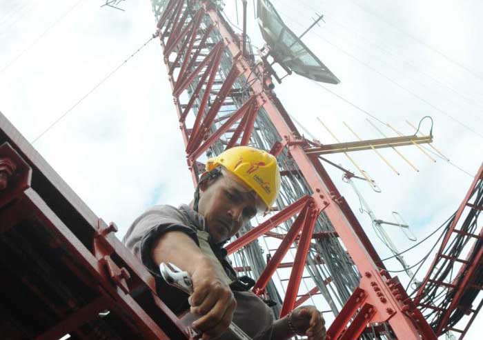 El personal de RadioCuba ha laborado en la revisión y aseguramiento de las instalaciones para evitar que el embate de los vientos pueda dañarlas. (Foto: Vicente Brito / Escambray)