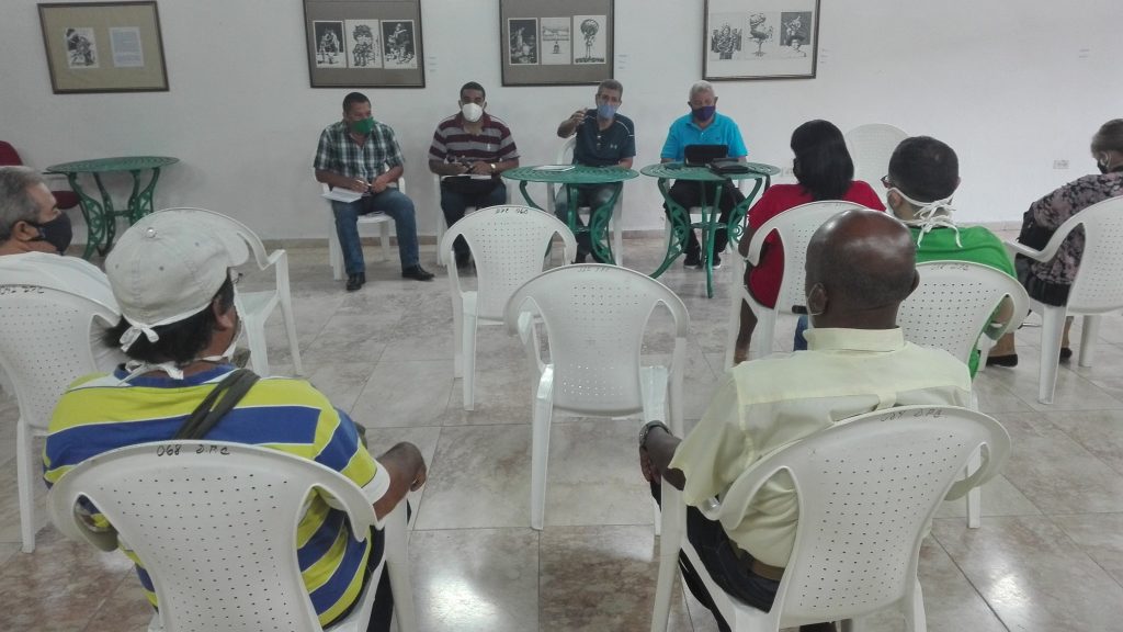 En el intercambio entre los artistas e intelectuales participó Roberto Pérez Jiménez, miembro del Buró Provincial del PCC, junto a directivos del sector cultural en Sancti Spíritus. (Foto: Lisandra Gómez)