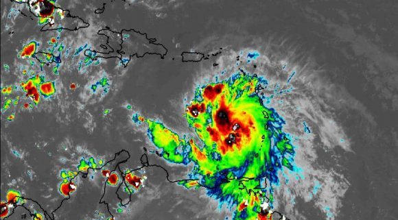 En las próximas 12 a 24 horas el huracán continuará con similar rumbo y poco cambio en su velocidad de traslación.