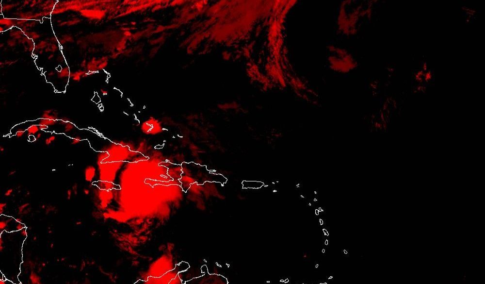 A la medianoche su centro fue estimado a unos 305 kilómetros al sudeste de Cabo Cruz, en la oriental provincia de Granma.