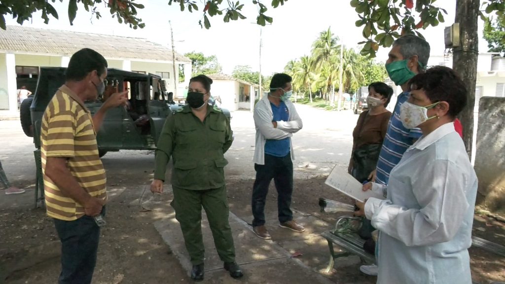 La máxima dirección del Consejo de Defensa Municipal de Fomento chequea medidas implementadas en la comunidad de Agabama. (Foto: Dayenis López Rodríguez)