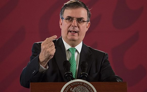 ¿Cómo justificas decirle a un país que no tiene derecho a oxígeno?”, plantea el secretario de Relaciones Exteriores Marcelo Ebrard. (Foto: Cuartoscuro/Vanguardia)