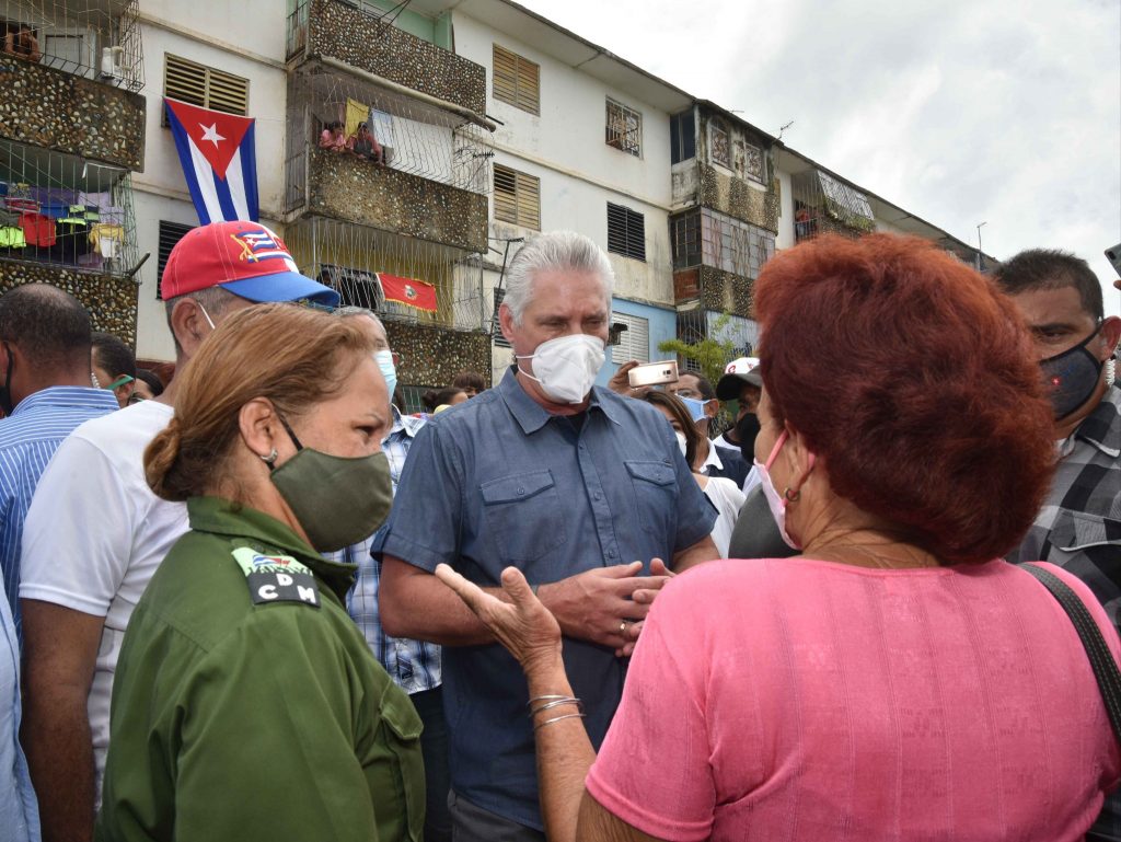 El mandatario dialogó con pobladores de la Isla, donde se avanza en la recuperación del servicio eléctrico. (Foto: @demevilla)