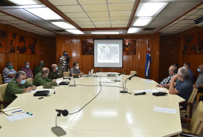 Díaz-Canel evalúa en Pinar del Río, junto con Manuel Marrero y varios ministros, el impacto del huracán Ida y la estrategia para la recuperación. (Foto: @PresidenciaCuba)