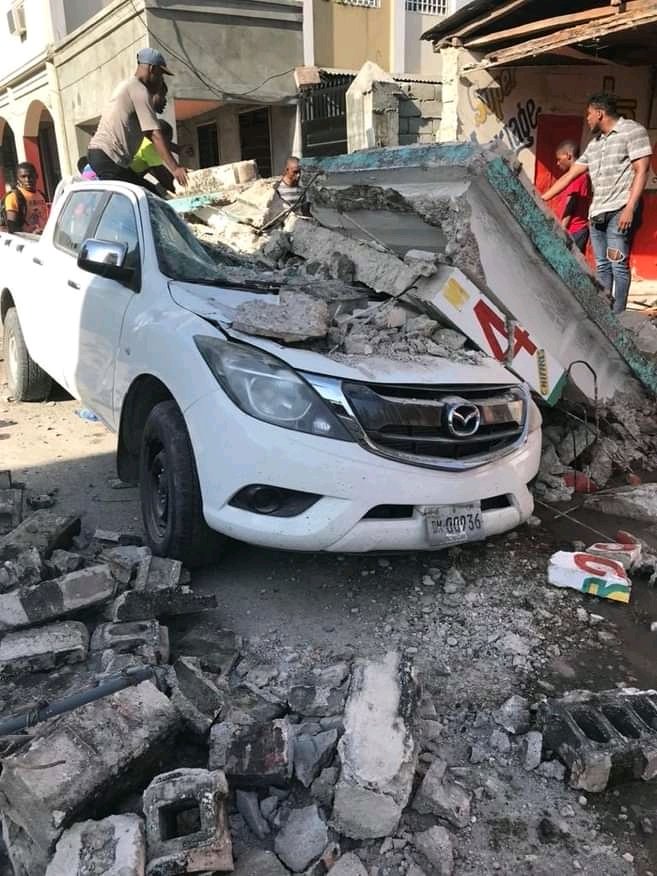 El sismo provocó severos daños en la infraestructura. (Foto: @teleSUR)