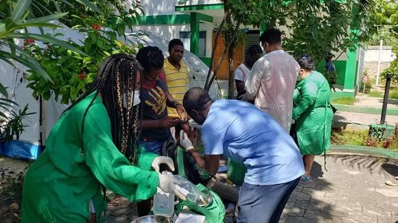 Colaboradores cubanos brindan apoyo en zonas afectadas por sismo en Haití. (Foto: Misión Médica en Haití)