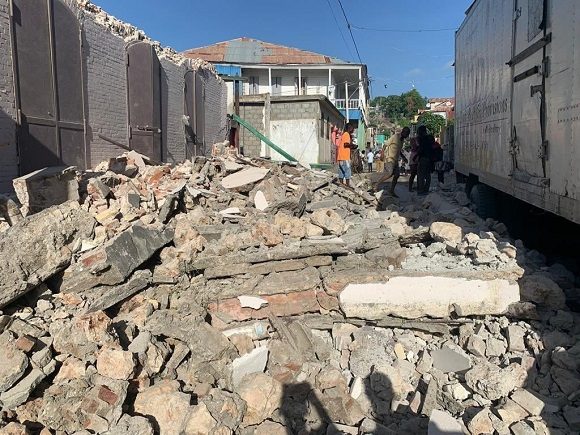 El sismo provocó severos daños en la infraestructura. (Foto: @teleSUR)