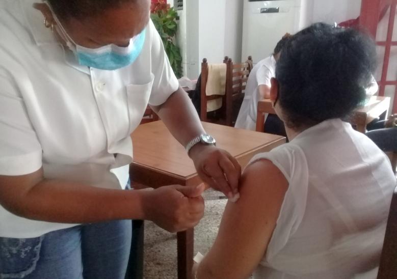 La seño Teresa Hernández asumía la administración del inmunógeno a pacientes del Consultorio Médico No. 32 del Policlínico Sur. (Foto: Delia Proenza / Escambray)