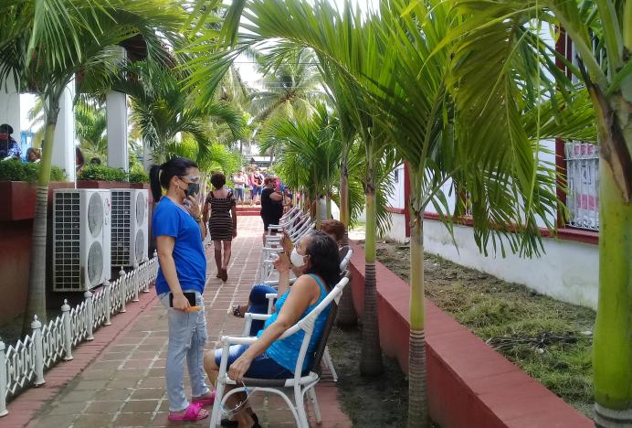 Los estudiantes de Medicina a cargo de las pesquisas barriales han apoyado, junto a los médicos y enfermeras, el proceso de vacunación. (Foto: Delia Proenza / Escambray)