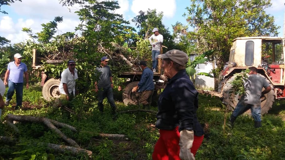 Con parte de su colectivo en tareas de saneamiento en Meneses tras el azote del huracán Irma en 2017. (Foto: Cortesía de Flora y Fauna)