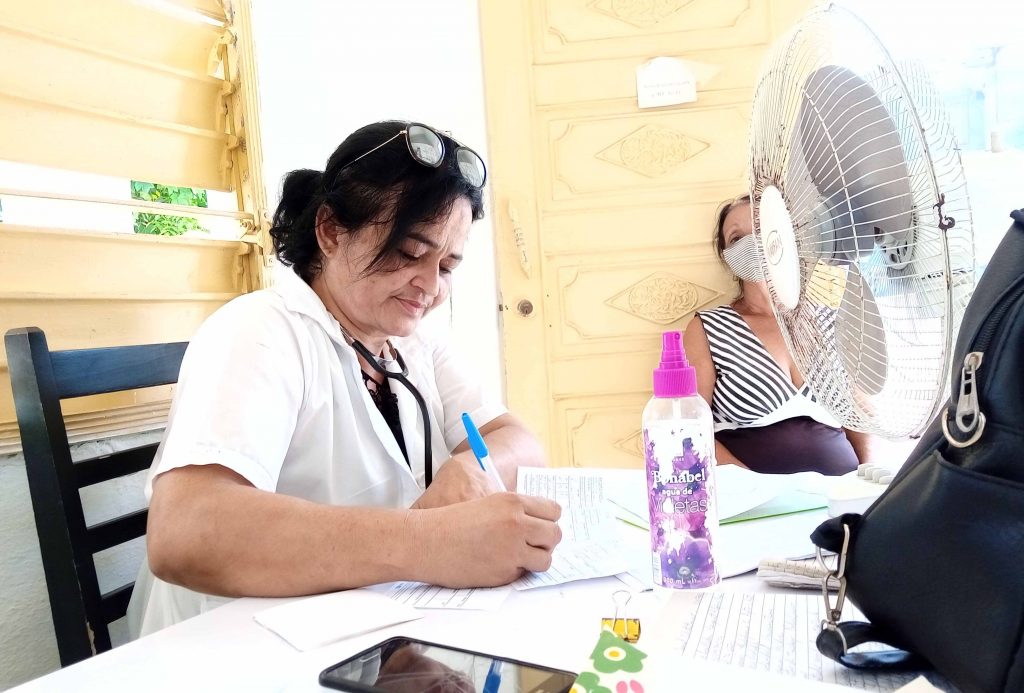 En el consultorio del médico de la familia No. 11, del espirituano reparto Carlos Roloff, la doctora Damari hace gala de buen carácter y profesionalidad. (Foto: Delia Proenza / Escambray)