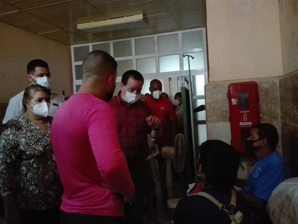 El ministro constató en el Hospital de Trinidad la tensión en cuanto a disponibilidad de capacidades y personal sanitario.