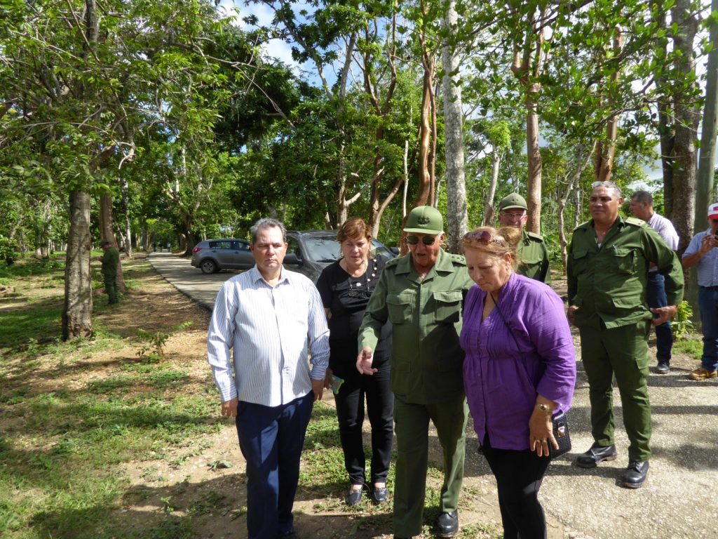 En un recorrido de trabajo junto al General de Cuerpo de Ejército Joaquín Quintas Solá y dirigentes de Sancti Spíritus.