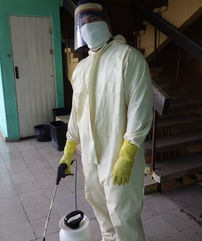 El joven Leandro Daniel es trabajador del Comercio en Cabaiguán y contribuye en Zona Roja con las labores de fumigación.