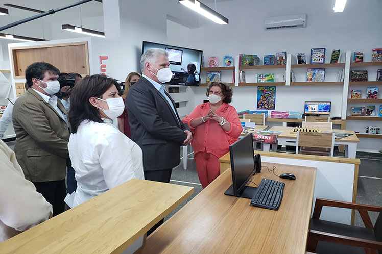 Díaz-Canel inauguró en la institución la sala infanto juvenil, bautizada con el nombre del reconocido escritor Eliseo Diego. (Foto: PL)