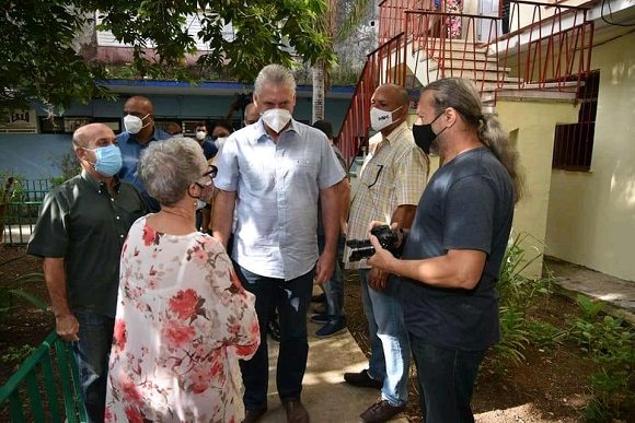 El presidente del país, Miguel Díaz-Canel visita la sede del Proyecto Palomas. (Foto: Estudios Revolución)