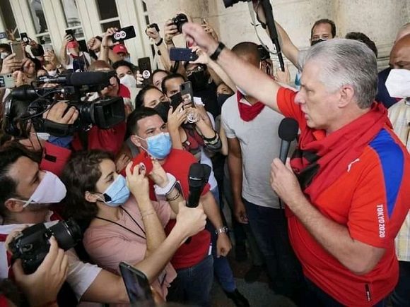 Cuba hoy vive en paz y viviendo en paz nos vamos a perfeccionar, afirmó Díaz-Canel a los asistentes. (Foto: Estudios Revolución)