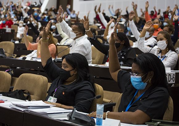 Los legisladores dieron luz verde a las tres leyes, que serán revisadas por una comisión de estilo antes de su publicación en la Gaceta Oficial. (Foto: Irene Pérez/ Cubadebate)