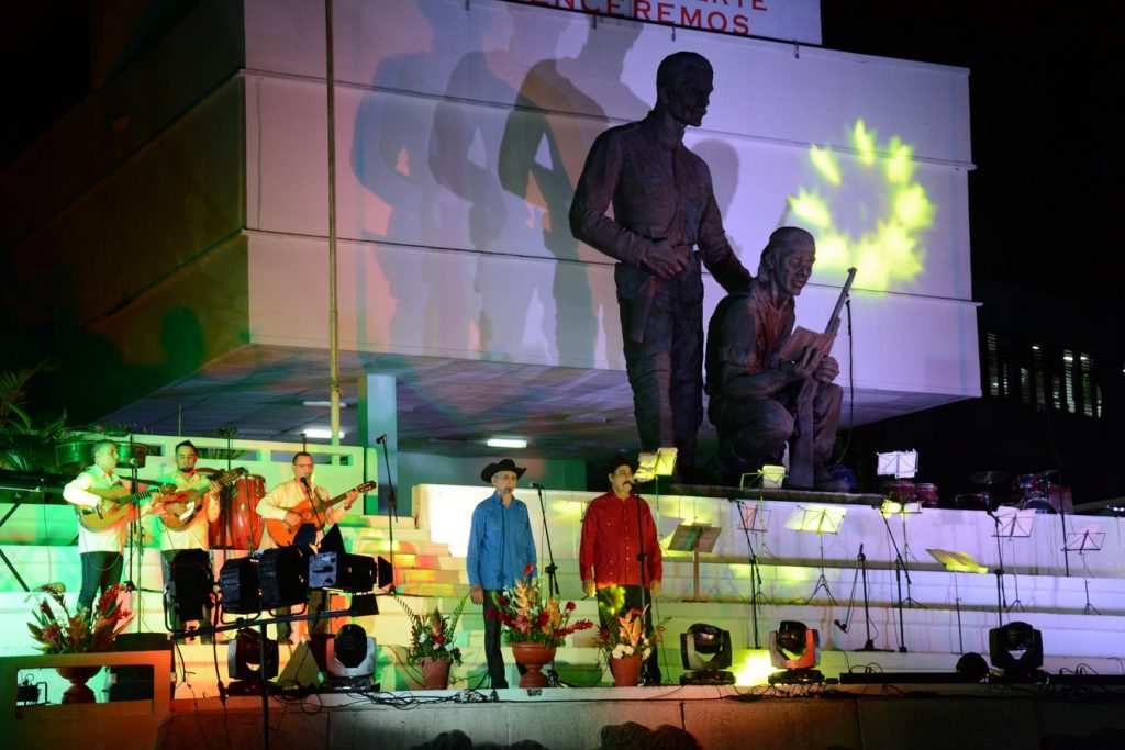 El inicio fue a ritmo de la música campesina. (Foto: Vicente Brito / Escambray)