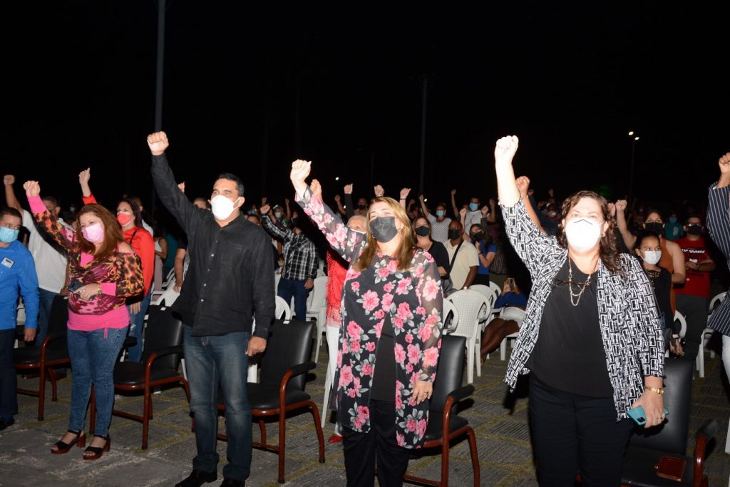 Las máximas autoridades de la provincia disfrutaron la Gala en la Plaza espirituana. (Foto: Vicente Brito / Escambray)
