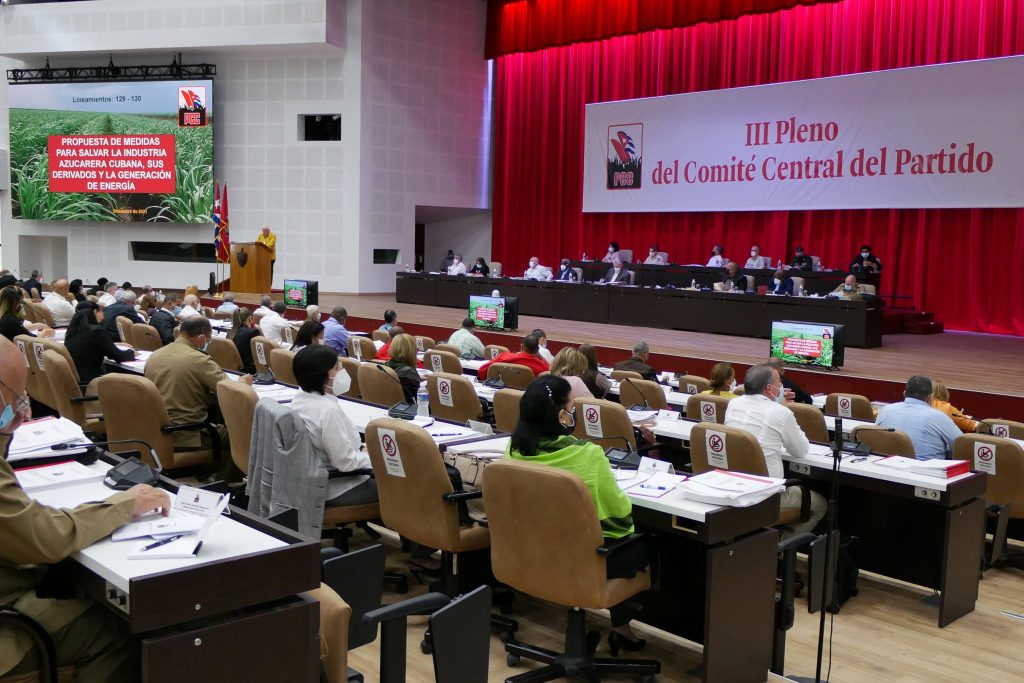 El III Pleno del Comité Central aprobó la propuesta de medidas para salvar la industria azucarera. (Foto: Estudios Revolución) 