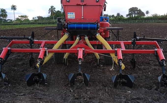 Fertilizadora empleada para surcar en Cabaiguán. (Foto: Servando Martínez)