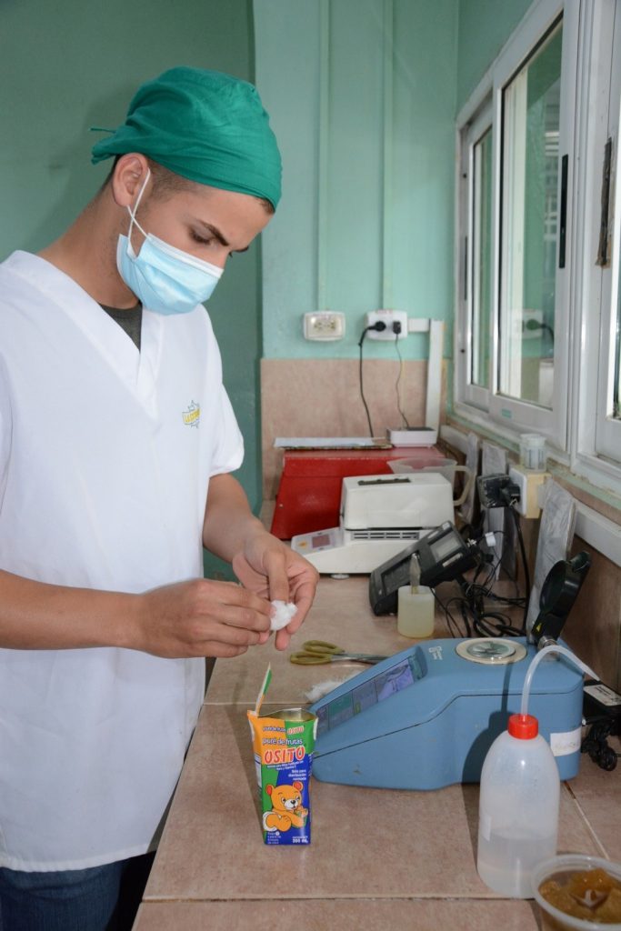 Esta industria cuenta con tres laboratorios muy bien equipados. 