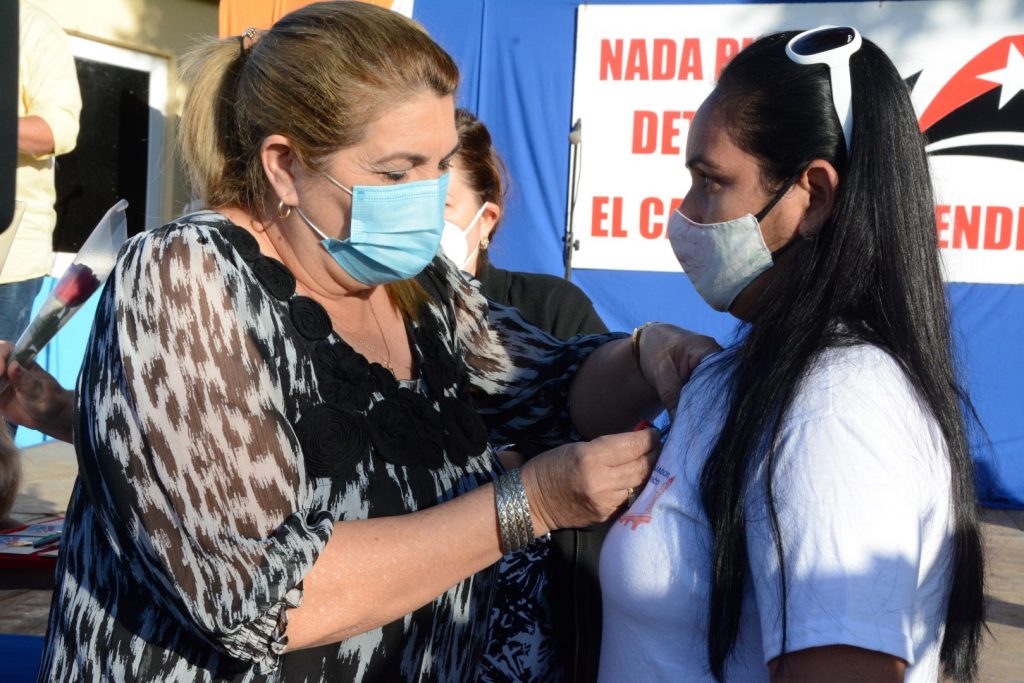 Por los relevantes méritos acumulados durante la etapa varios colectivos laborales y trabajadores del país, ejemplos de entrega y sacrifico fueron condecorados.