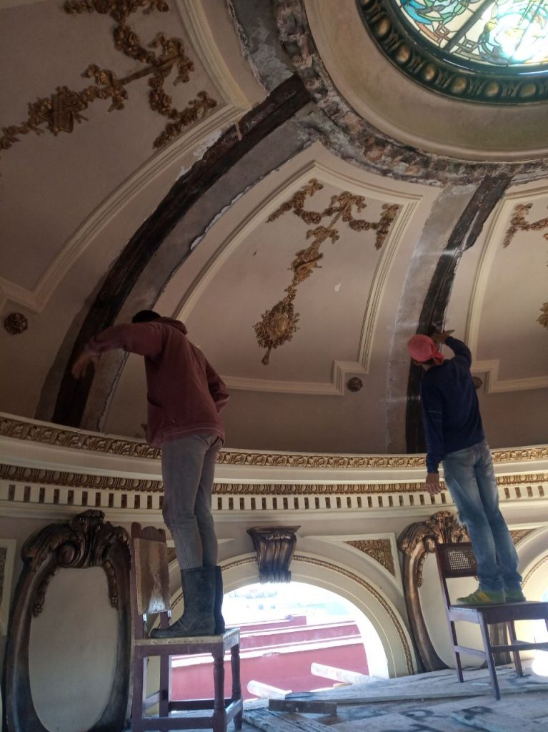 Para acceder al interior de la cúpula, seriamente dañada, debieron construir una falsa obra a escasos metros de las afectaciones.