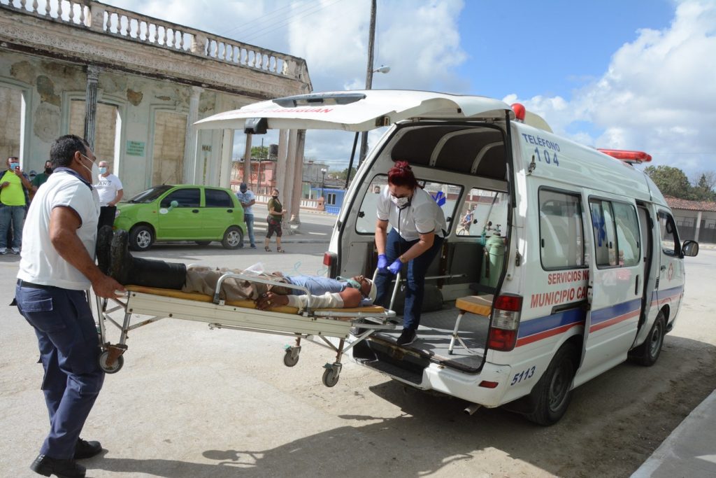 Miembros de las brigadas sanitarias trasladaron las personas supuestamente heridas al policlínico. (Foto: Vicente Brito / Escambray)