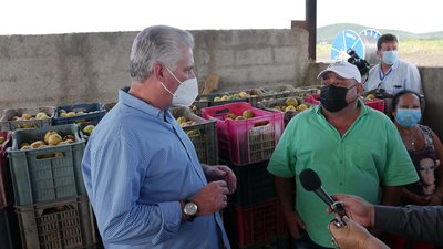 El Presidente dialogó con los campesinos sobre las 63 medidas aprobadas para incentivar la agricultura cubana.